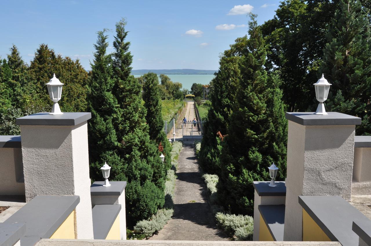 Sir David Balaton Castle Apartmanok Balatonszepezd Extérieur photo
